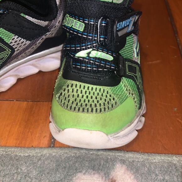 Kids Skechers size 6  - Picture 3 of 9